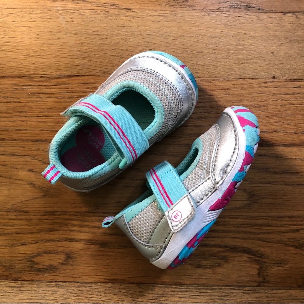 Like New! Stride Rite Mary Jane Silver Walking 4W